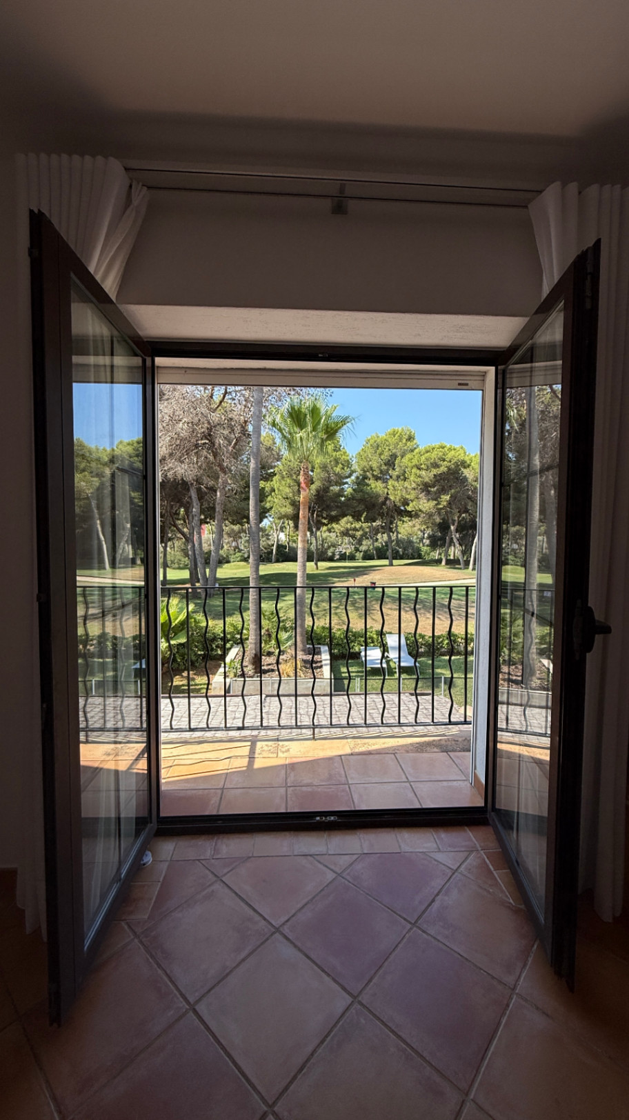 Villa con piscina privada dentro de urbanización privada en el Golf de Santa Ponsa