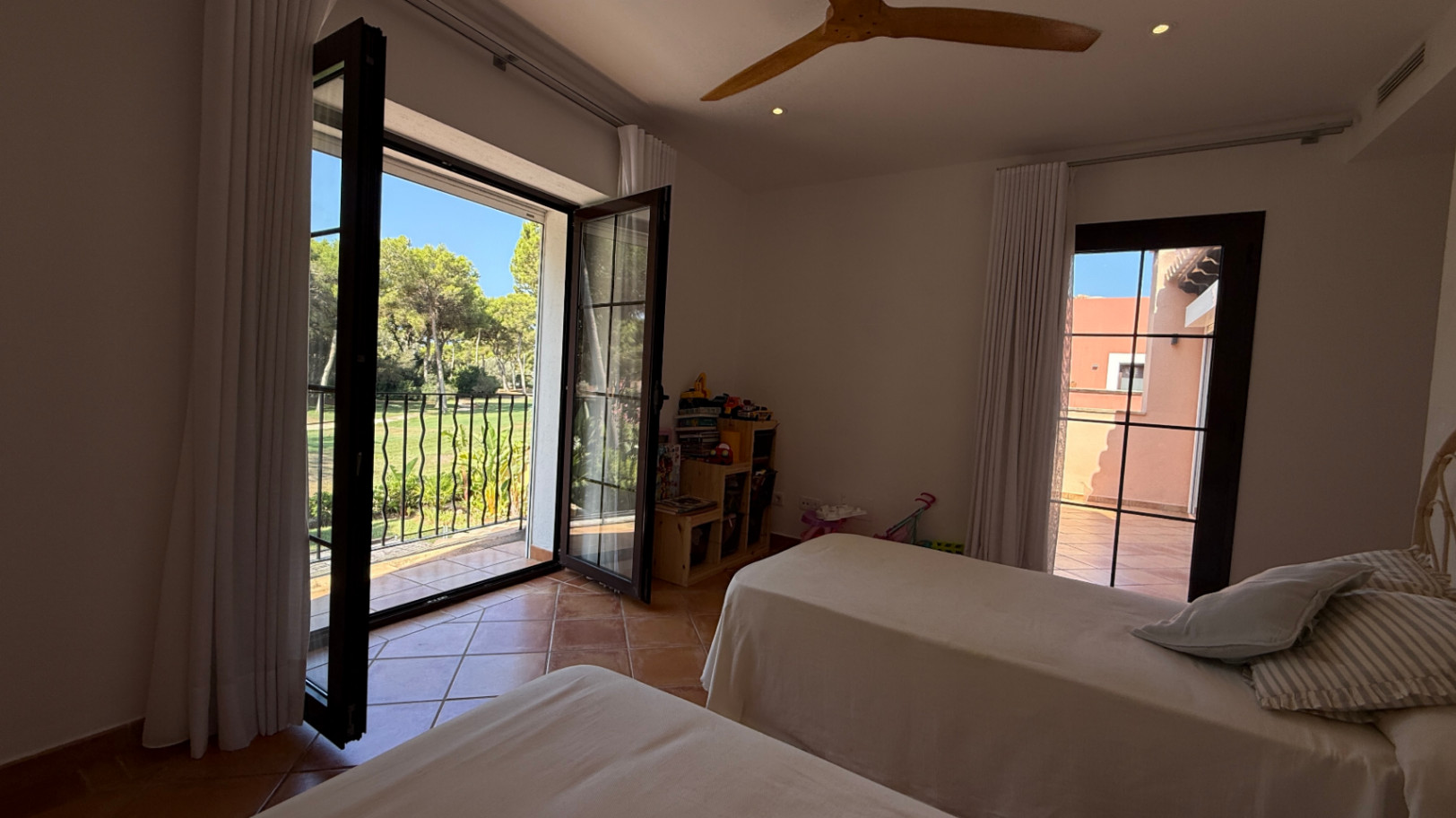 Villa con piscina privada dentro de urbanización privada en el Golf de Santa Ponsa