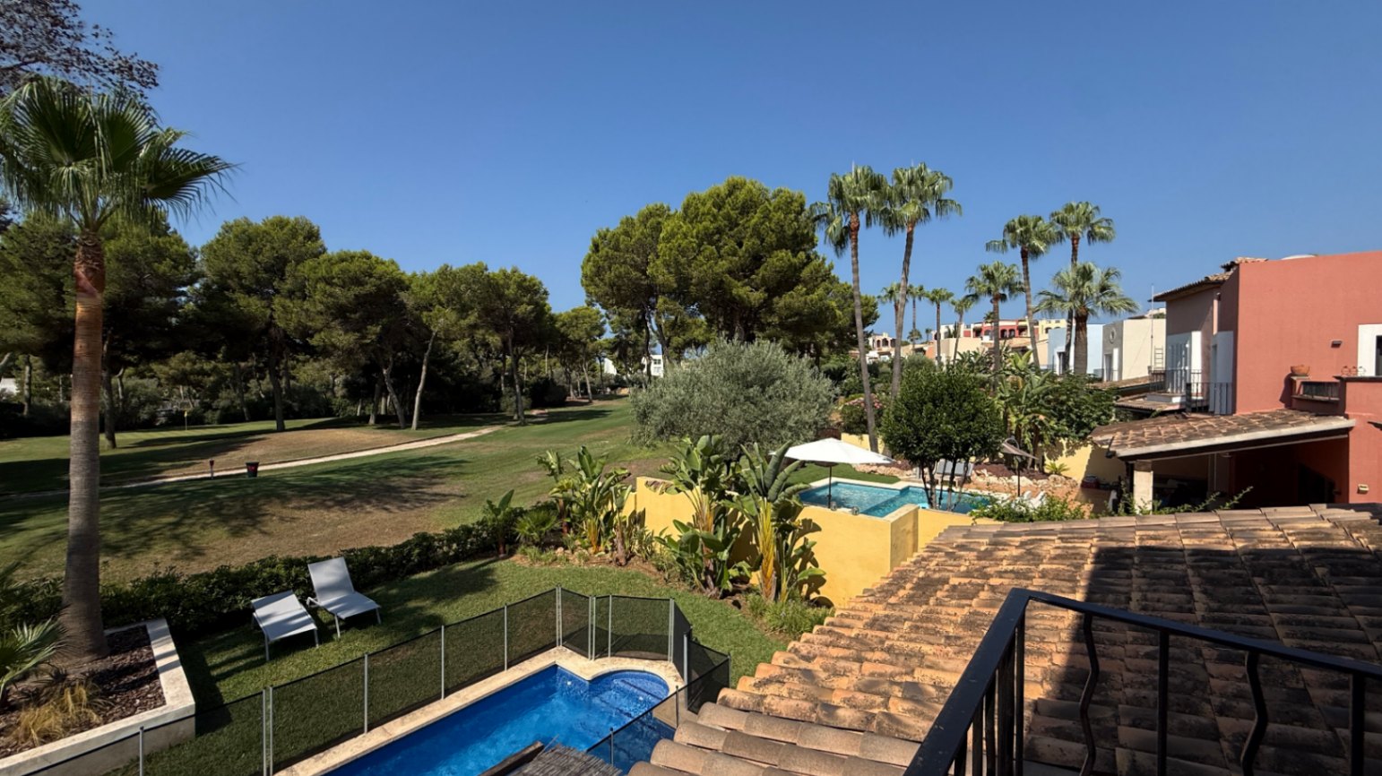 Villa con piscina privada dentro de urbanización privada en el Golf de Santa Ponsa