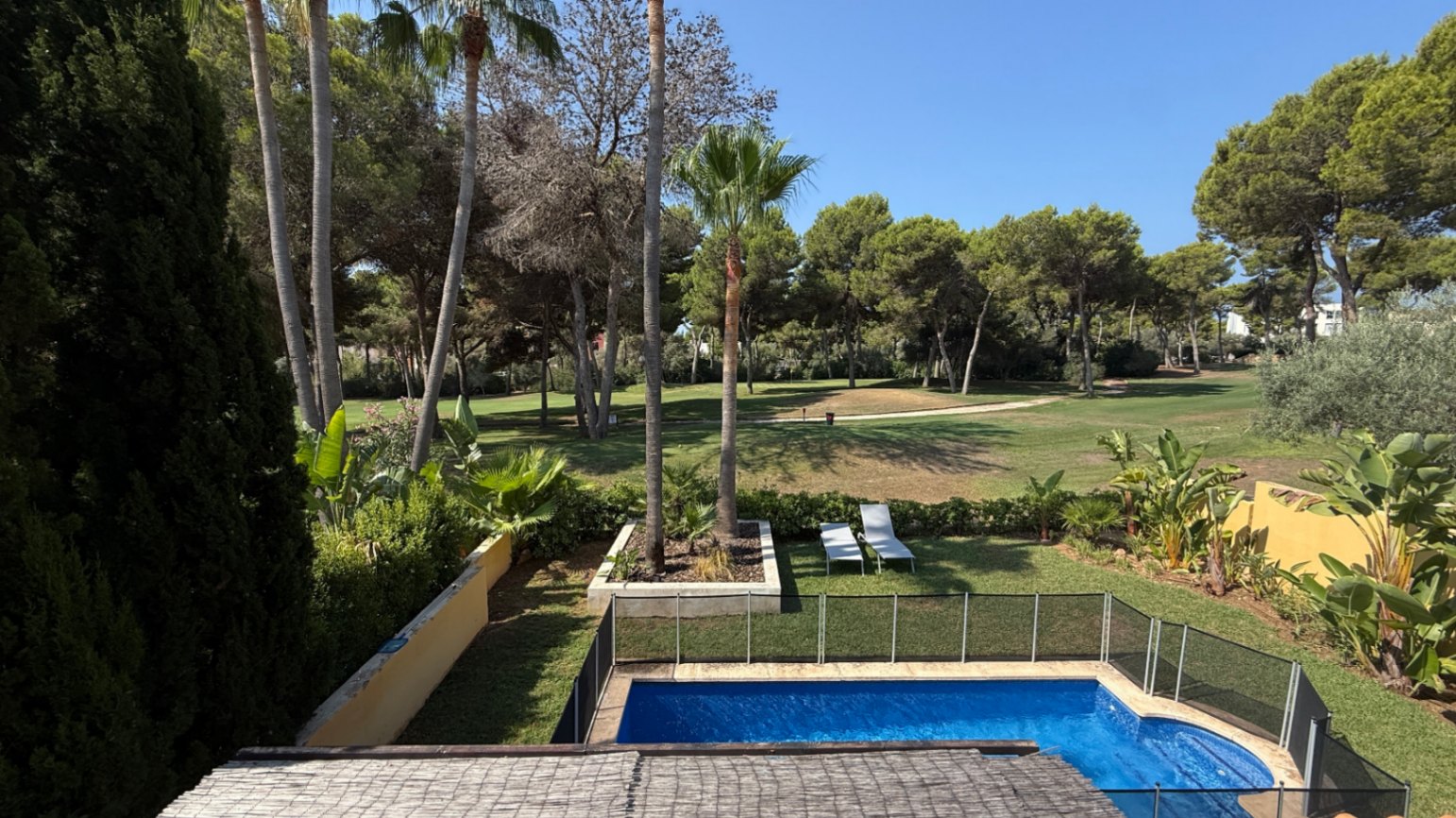 Villa con piscina privada dentro de urbanización privada en el Golf de Santa Ponsa