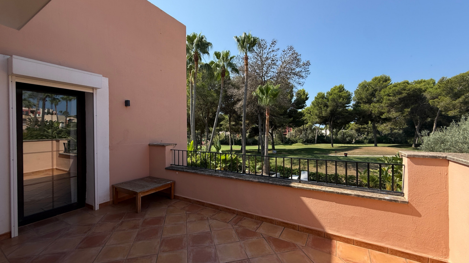 Villa con piscina privada dentro de urbanización privada en el Golf de Santa Ponsa
