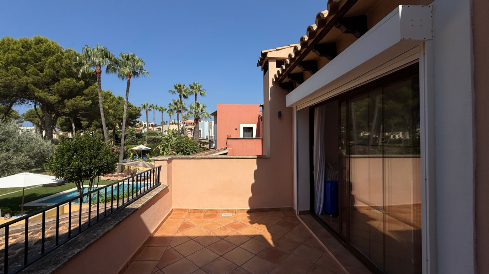 Villa con piscina privada dentro de urbanización privada en el Golf de Santa Ponsa