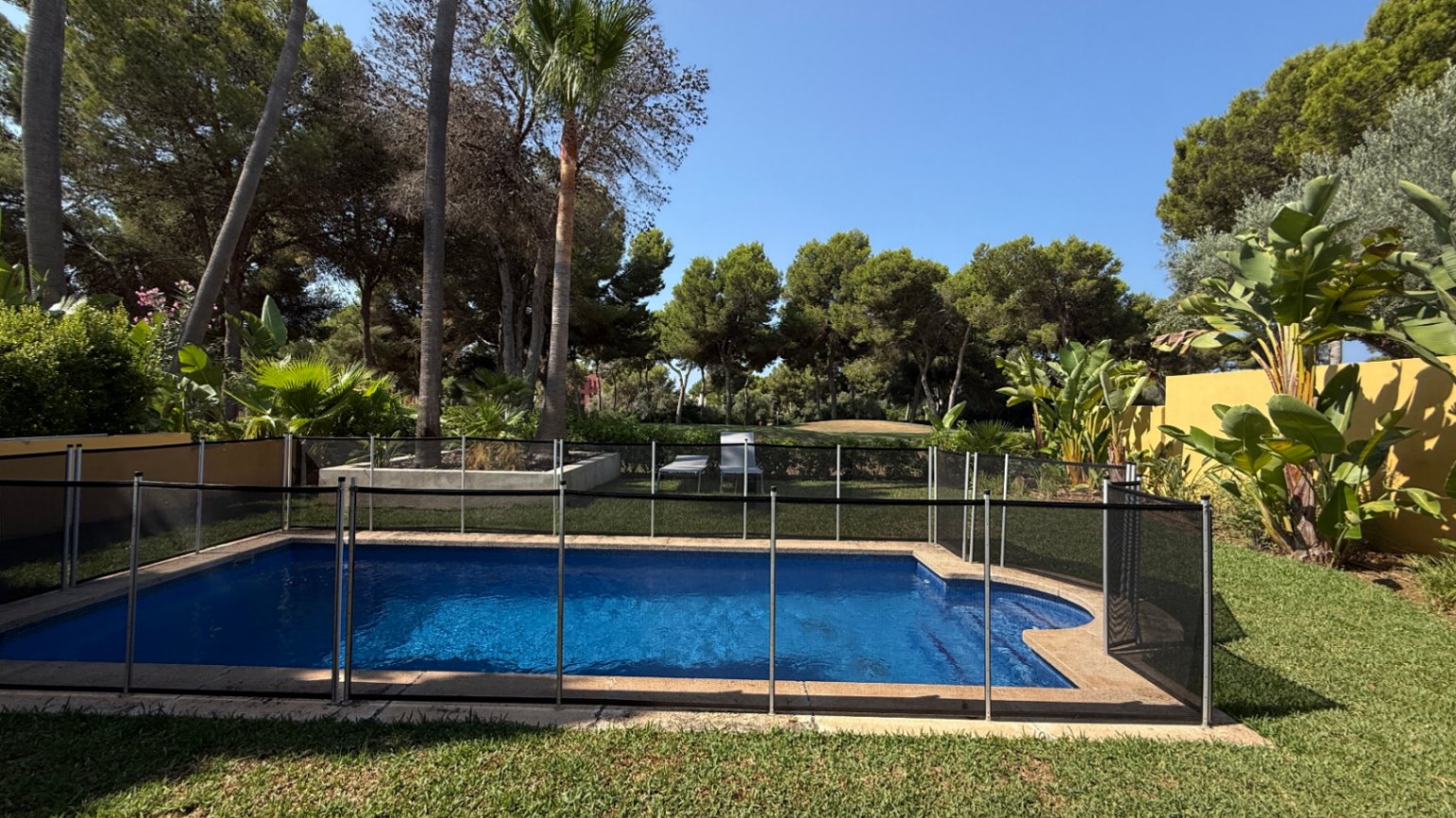 Villa con piscina privada dentro de urbanización privada en el Golf de Santa Ponsa
