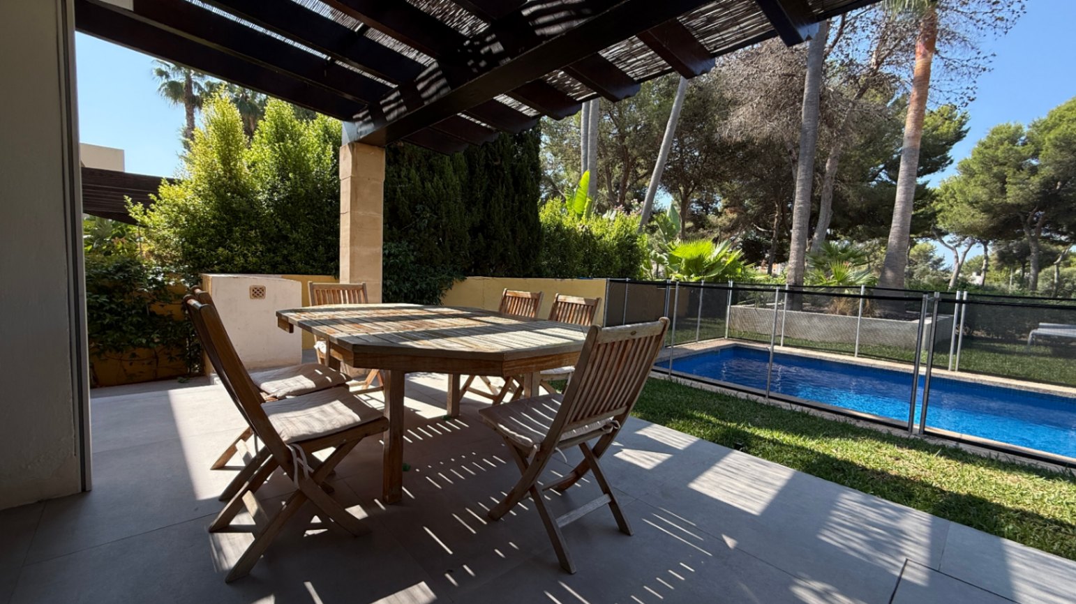 Villa con piscina privada dentro de urbanización privada en el Golf de Santa Ponsa