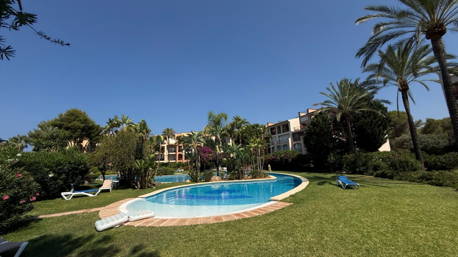 Villa con piscina privada dentro de urbanización privada en el Golf de Santa Ponsa