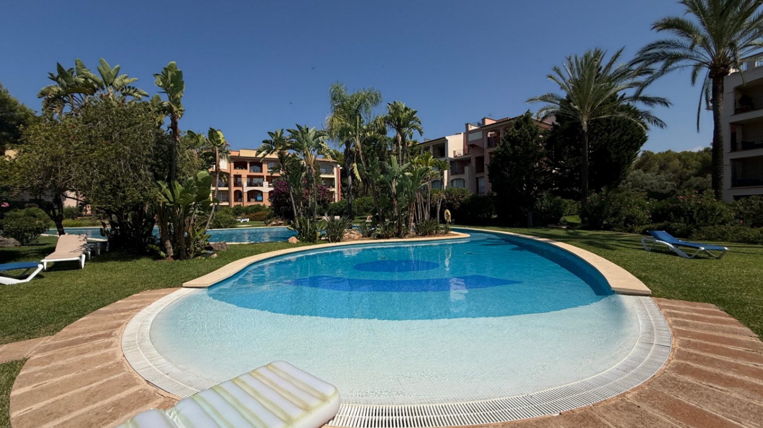 Villa con piscina privada dentro de urbanización privada en el Golf de Santa Ponsa