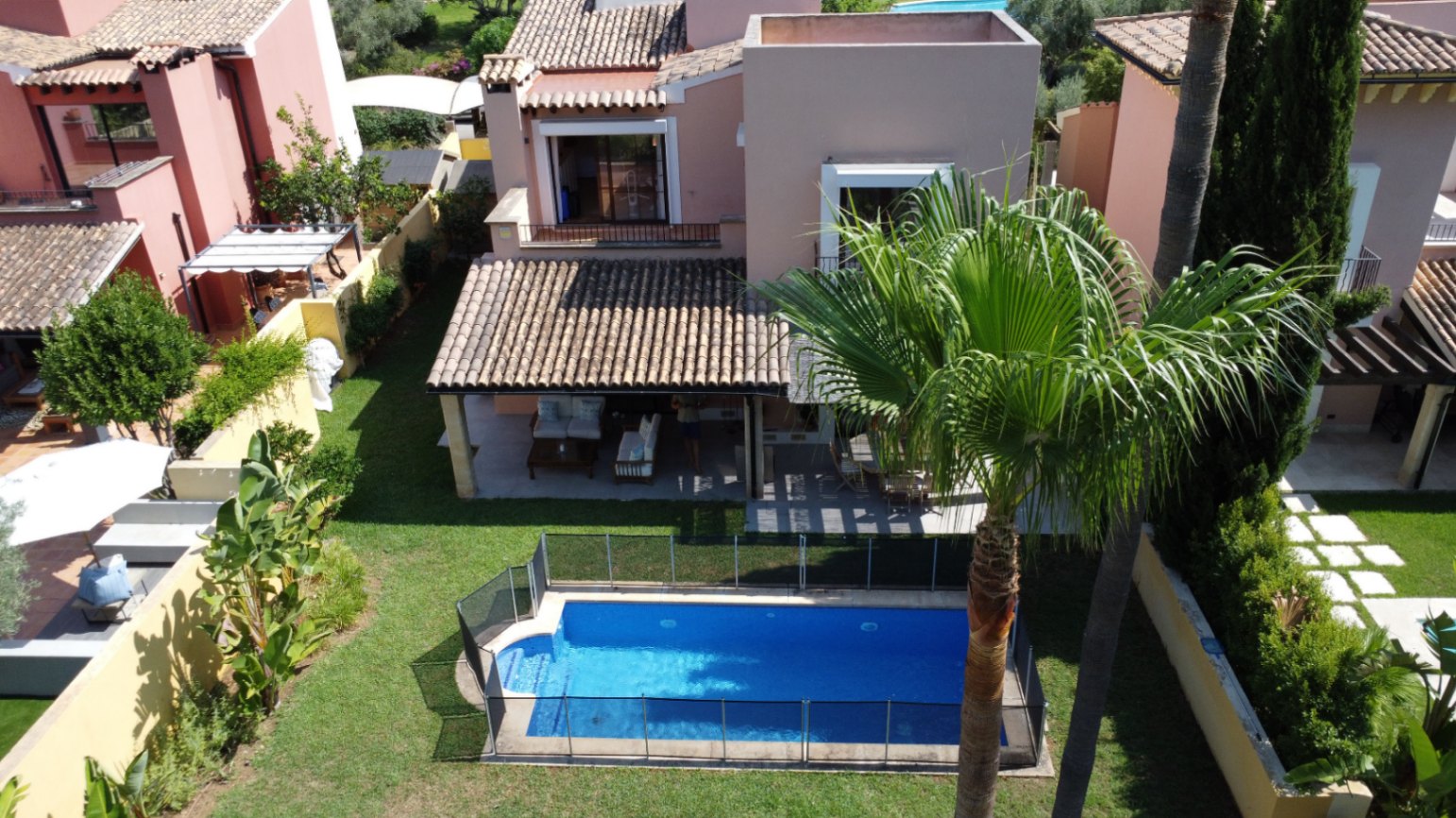 Villa con piscina privada dentro de urbanización privada en el Golf de Santa Ponsa
