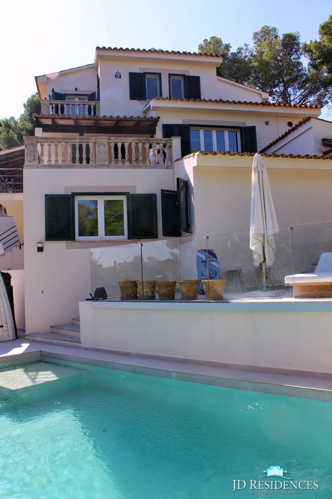 Génova Villa con casa de invitados y vistas al mar