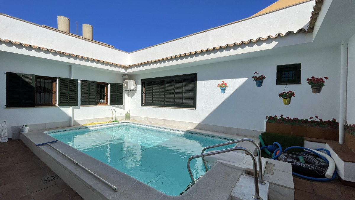 Cala Gamba / Palma - Frontline villa med pool